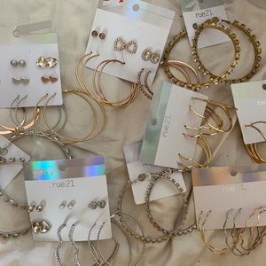NEW HUGE EARRING BUNDLE 33 PAIRS ON 9 CARDS RUE21